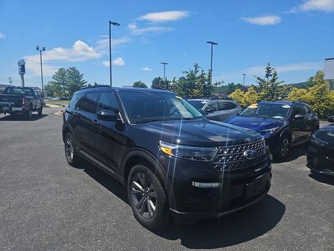 Used 2022 Ford Explorer XLT w/ Equipment Group 202A AWD/4WD image 2