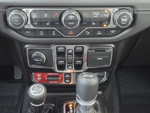New 2026 Jeep Wrangler Unlimited Rubicon AWD/4WD image 17