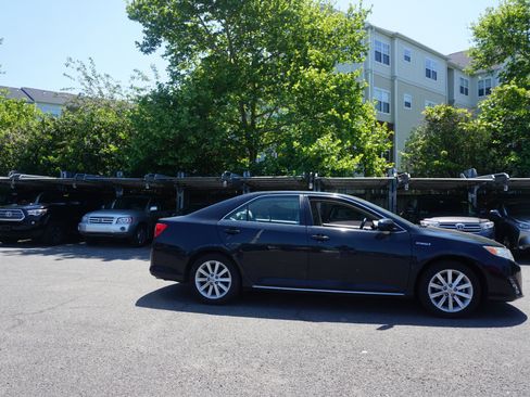 Used 2012 Toyota Camry XLE w/ Leather Pkg FWD image 3