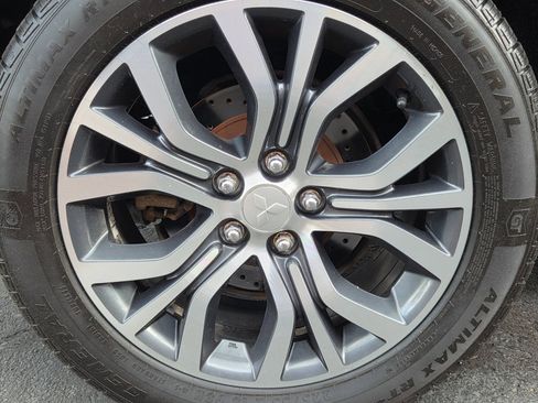 Used 2017 Mitsubishi Outlander SEL image 39