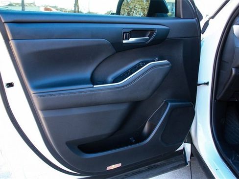 Used 2023 Toyota Highlander XSE image 12