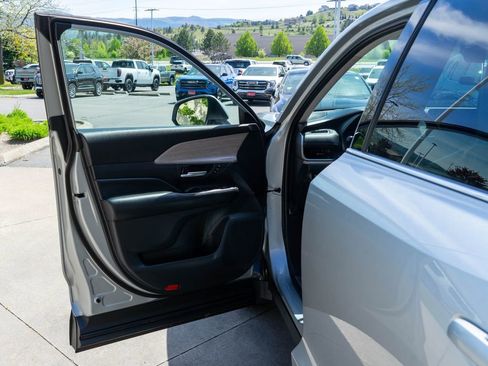 Used 2024 Toyota Grand Highlander AWD image 19