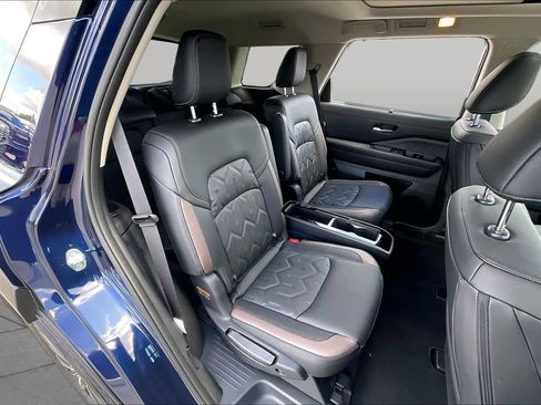 Used 2026 Nissan Pathfinder Platinum FWD image 21