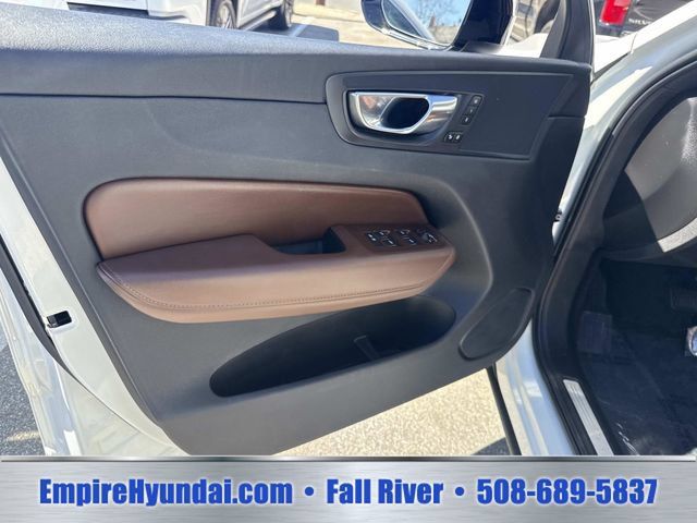 Used 2023 Volvo XC60 B5 Plus AWD/4WD image 18