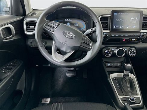 Used 2025 Hyundai Venue SEL image 16