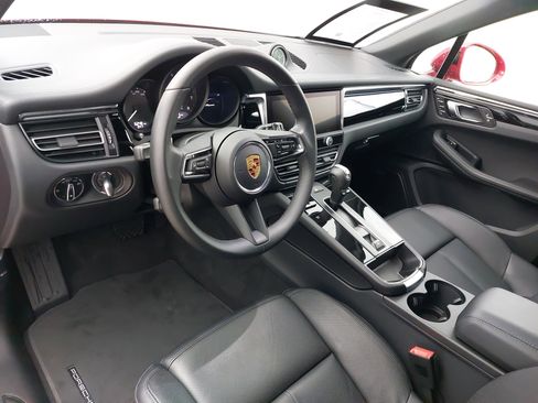 Used 2025 Porsche Macan image 4
