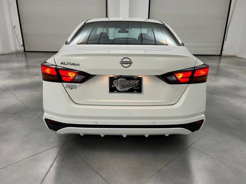Used 2025 Nissan Altima 2.5 SV FWD image 8