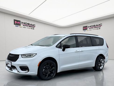 New 2026 Chrysler Pacifica Select image 6