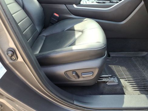 Used 2022 Toyota Highlander XLE AWD/4WD image 12