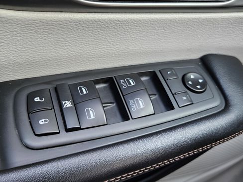 Used 2020 Chrysler Pacifica Touring-L image 22