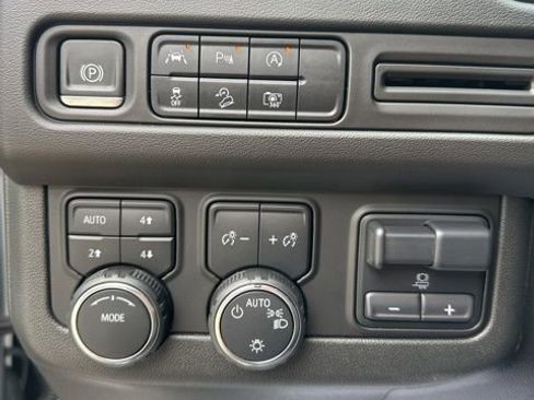 Used 2023 Chevrolet Tahoe Z71 w/ Luxury Package image 19