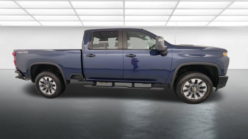Used 2022 Chevrolet Silverado 2500 Custom w/ Custom Value Package AWD/4WD image 9