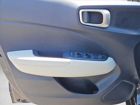 Used 2025 Hyundai Venue Limited FWD image 9