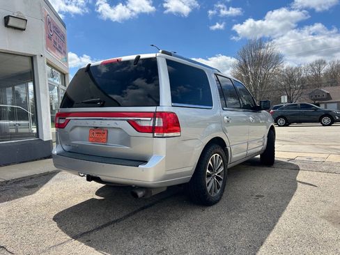 Used 2017 Lincoln Navigator Select image 4