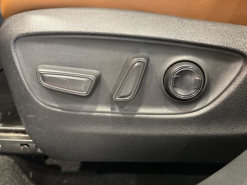 Used 2023 Toyota Highlander L image 13