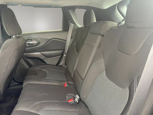 Used 2019 Jeep Cherokee Latitude w/ Popular Appearance Group AWD/4WD image 18
