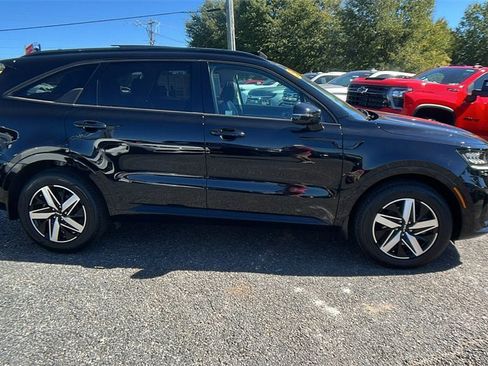Used 2023 Kia Sorento EX w/ Panoramic Sunroof Package image 4