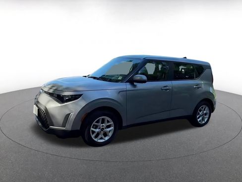 Used 2025 Kia Soul LX w/ LX Technology Package FWD image 8