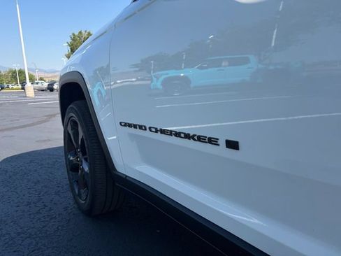 Used 2022 Jeep Grand Cherokee Altitude AWD/4WD image 24