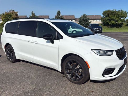 Used 2024 Chrysler Pacifica Touring-L w/ S Appearance Package FWD image 7