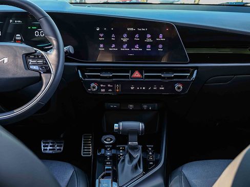 Certified 2025 Kia Niro SX Touring image 11
