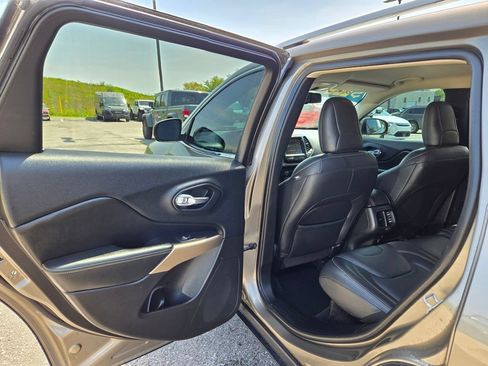 Used 2018 Jeep Cherokee Limited AWD/4WD image 26