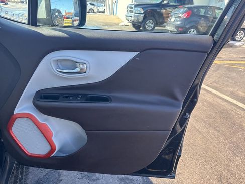 Used 2015 Jeep Renegade Limited image 31