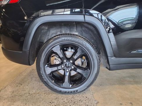 Used 2023 Jeep Grand Cherokee Altitude image 11