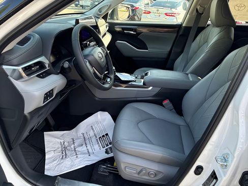 New 2026 Toyota Highlander Platinum AWD/4WD image 15