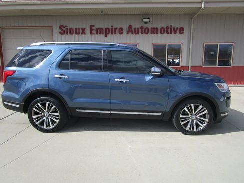 Used 2018 Ford Explorer Platinum AWD/4WD image 2