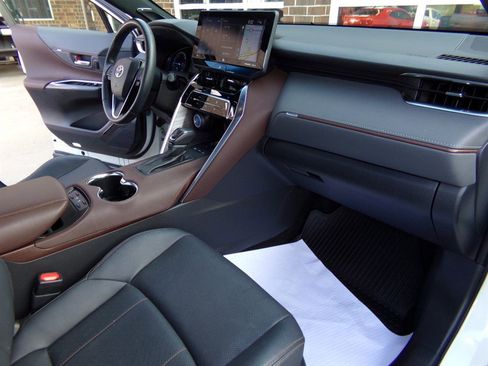Used 2022 Toyota Venza Limited w/ Advanced Technology Package image 23