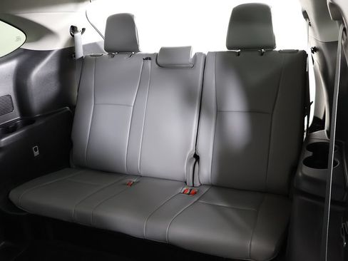Used 2022 Toyota Highlander XLE AWD/4WD image 40