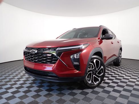 Used 2024 Chevrolet Trax RS FWD image 2