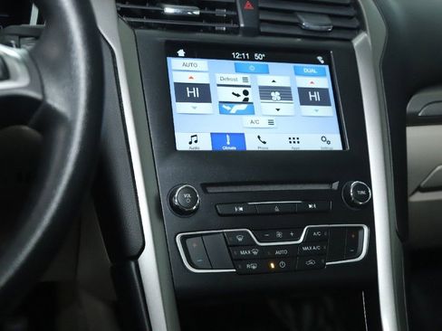 Used 2017 Ford Fusion SE w/ Fusion SE Technology Package image 25