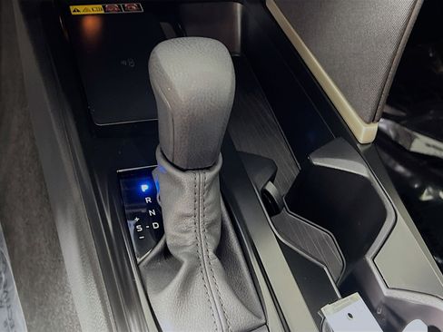 Used 2025 Toyota Camry LE w/ Convenience Package image 24