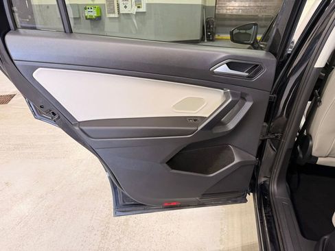 Used 2021 Volkswagen Tiguan SE image 19