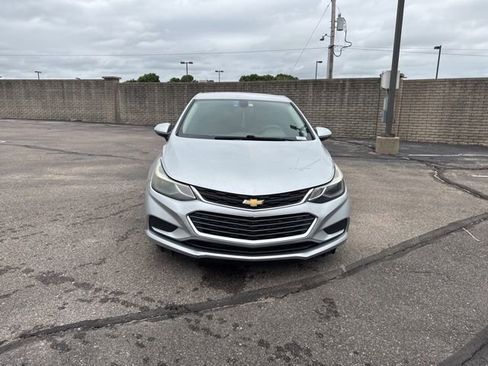 Used 2017 Chevrolet Cruze LT w/ Convenience Package FWD image 2