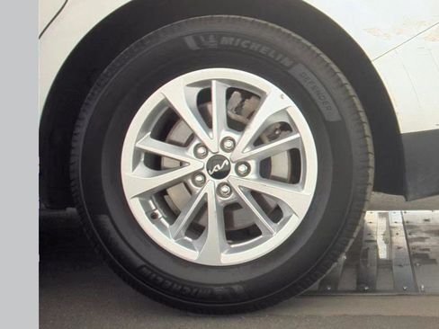 Used 2022 Kia Carnival LX image 8