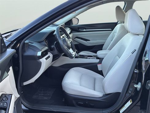 Used 2023 Nissan Altima 2.5 SV w/ SV Premium Package image 13