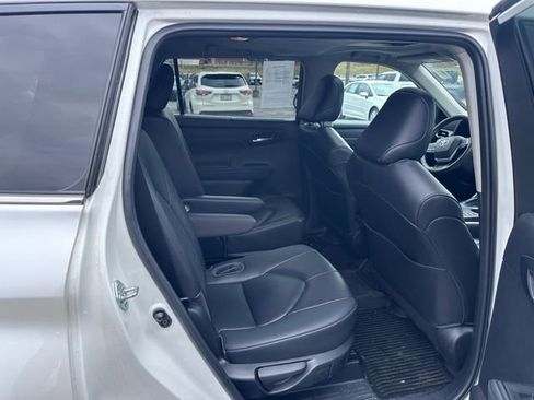 Used 2023 Toyota Highlander XLE image 9