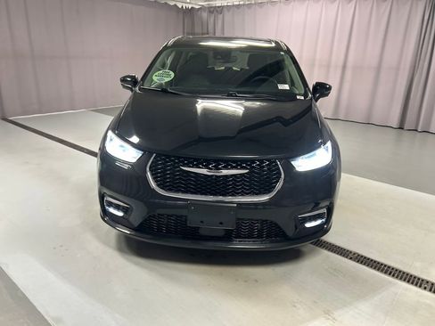 Used 2023 Chrysler Pacifica Touring-L image 2