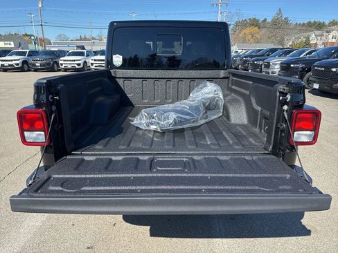 Certified 2025 Jeep Gladiator Sport image 24