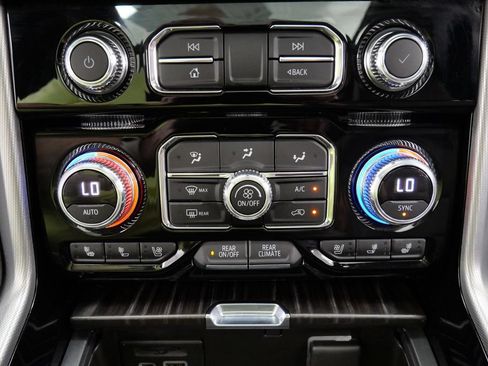 Used 2021 GMC Yukon XL Denali w/ Denali Premium Package AWD/4WD image 31