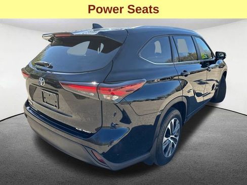 Certified 2024 Toyota Highlander XLE AWD/4WD image 12