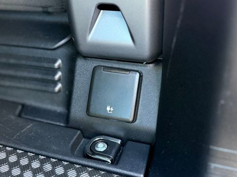 Used 2025 Land Rover Defender 110 S image 32