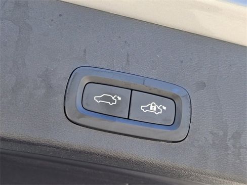 Certified 2024 Volvo XC40 B5 Plus w/ Protection Package Premier image 19