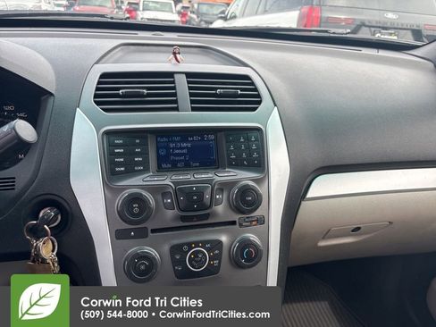 Used 2014 Ford Explorer XLT FWD image 3