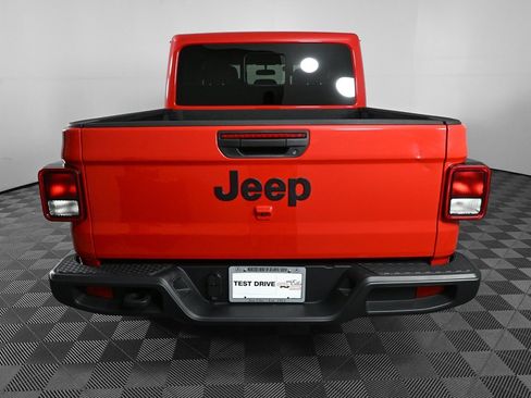Used 2025 Jeep Gladiator Sport image 25