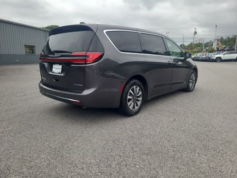 Used 2023 Chrysler Pacifica Touring-L w/ Uconnect Theater Family Group FWD image 6
