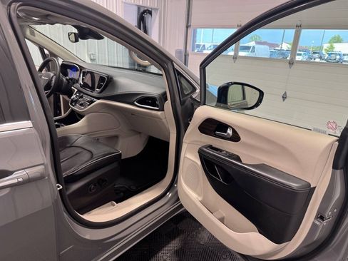 Used 2023 Chrysler Pacifica Limited FWD image 18